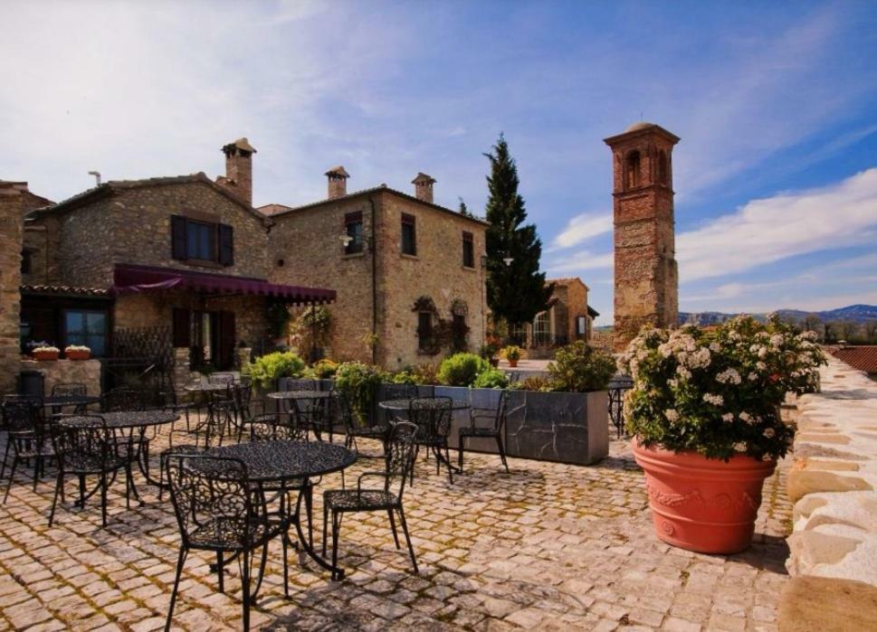 Castello Di Albereto Hotel Trarivi Exterior photo
